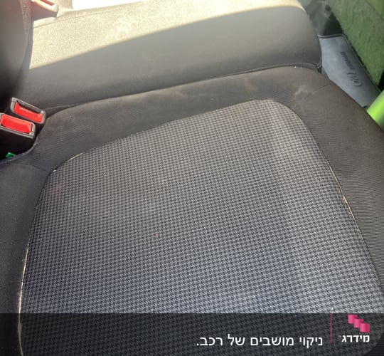 מושב רכב נקי ומסודר עם אור שמש